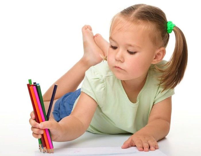 ребёнок играет с карандашами